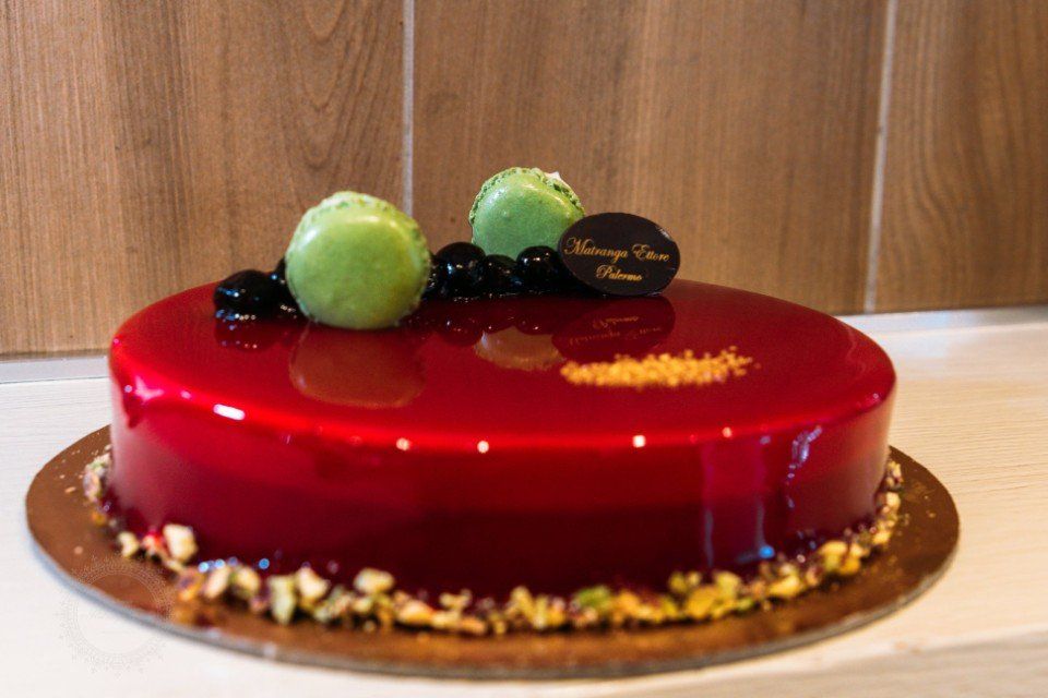 Torta con glassa ai frutti di bosco