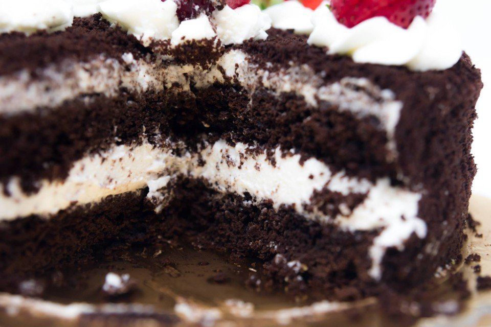 Torta al cioccolato ripiena di panna