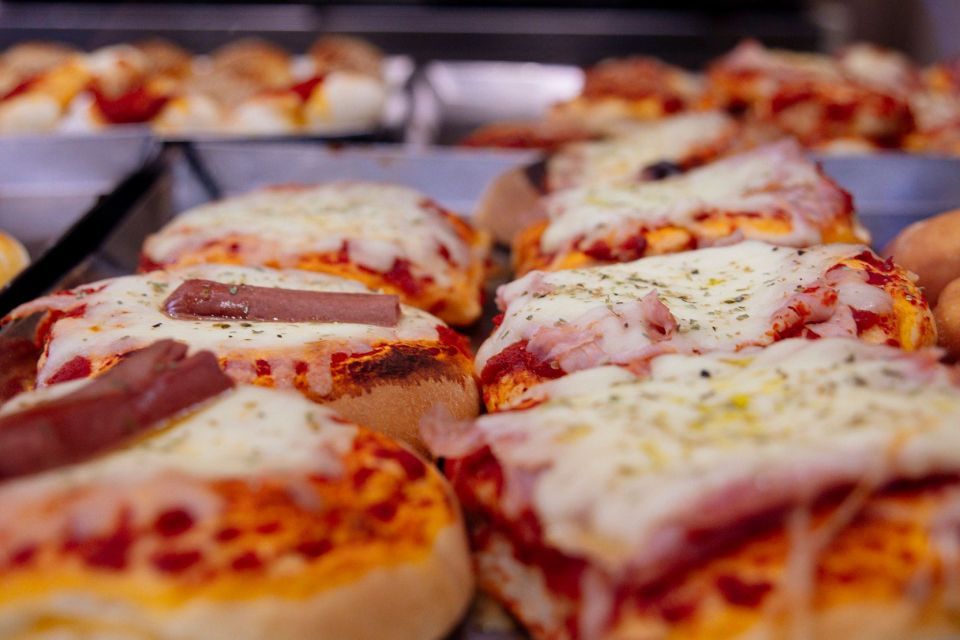 Squisite pizzette e pezzi di rosticceria