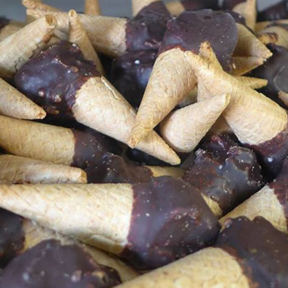 Coni ricoperti al cioccolato