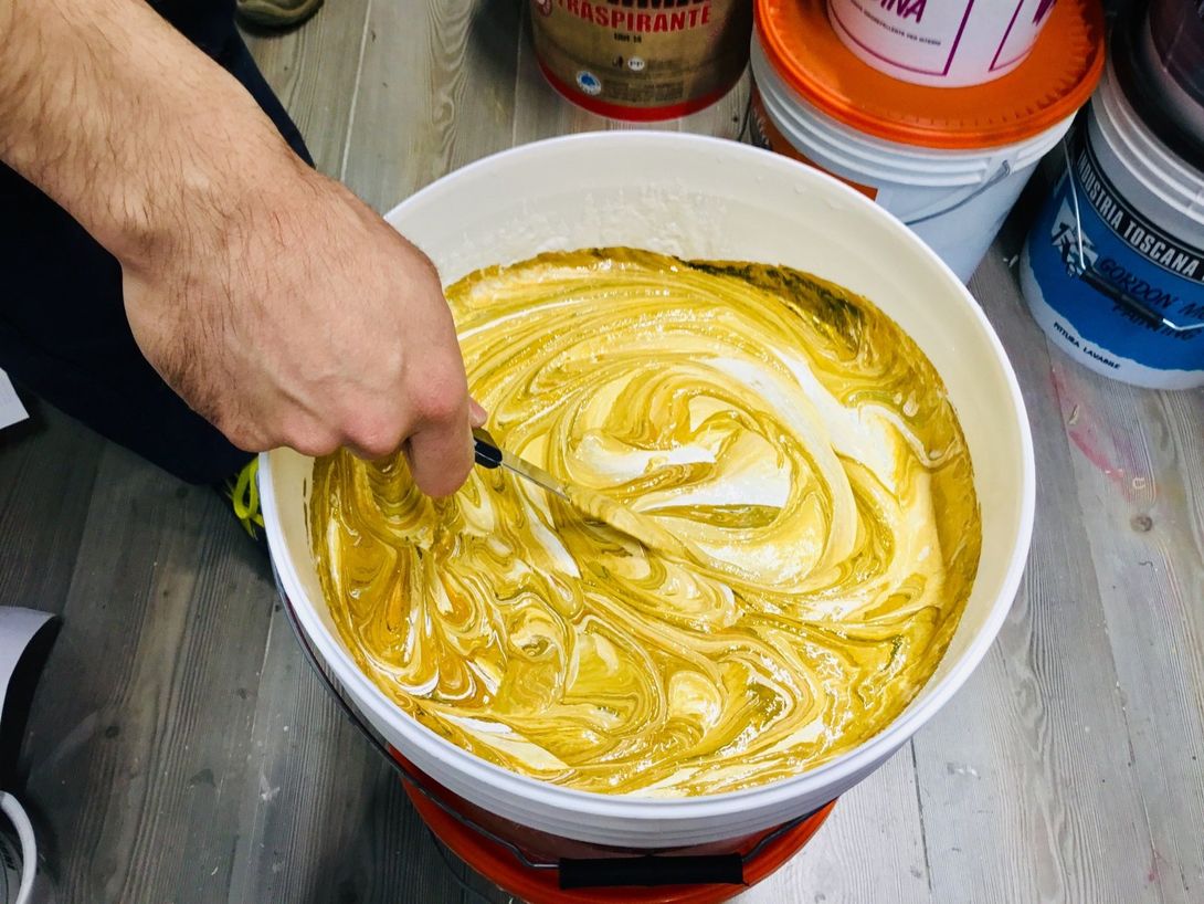 Pittura per interni ed esterni colore miscelato