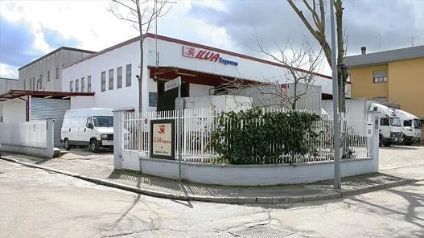 L'edificio che ospita l'azienda di trasporti e spedizioni