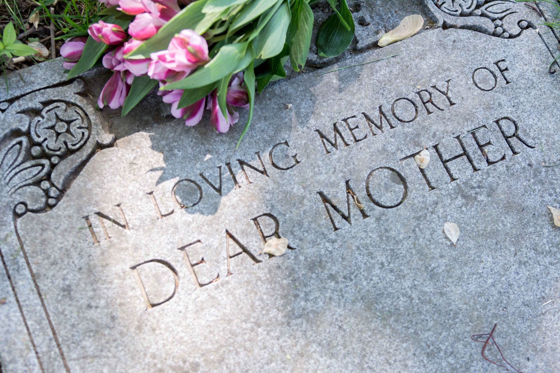 Text on gravestone 