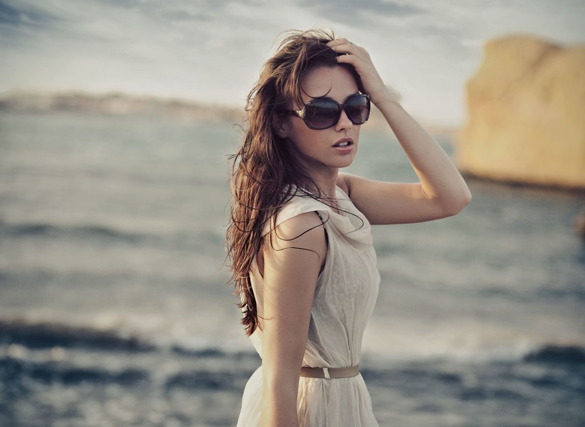 Ragazza con occhiali da sole