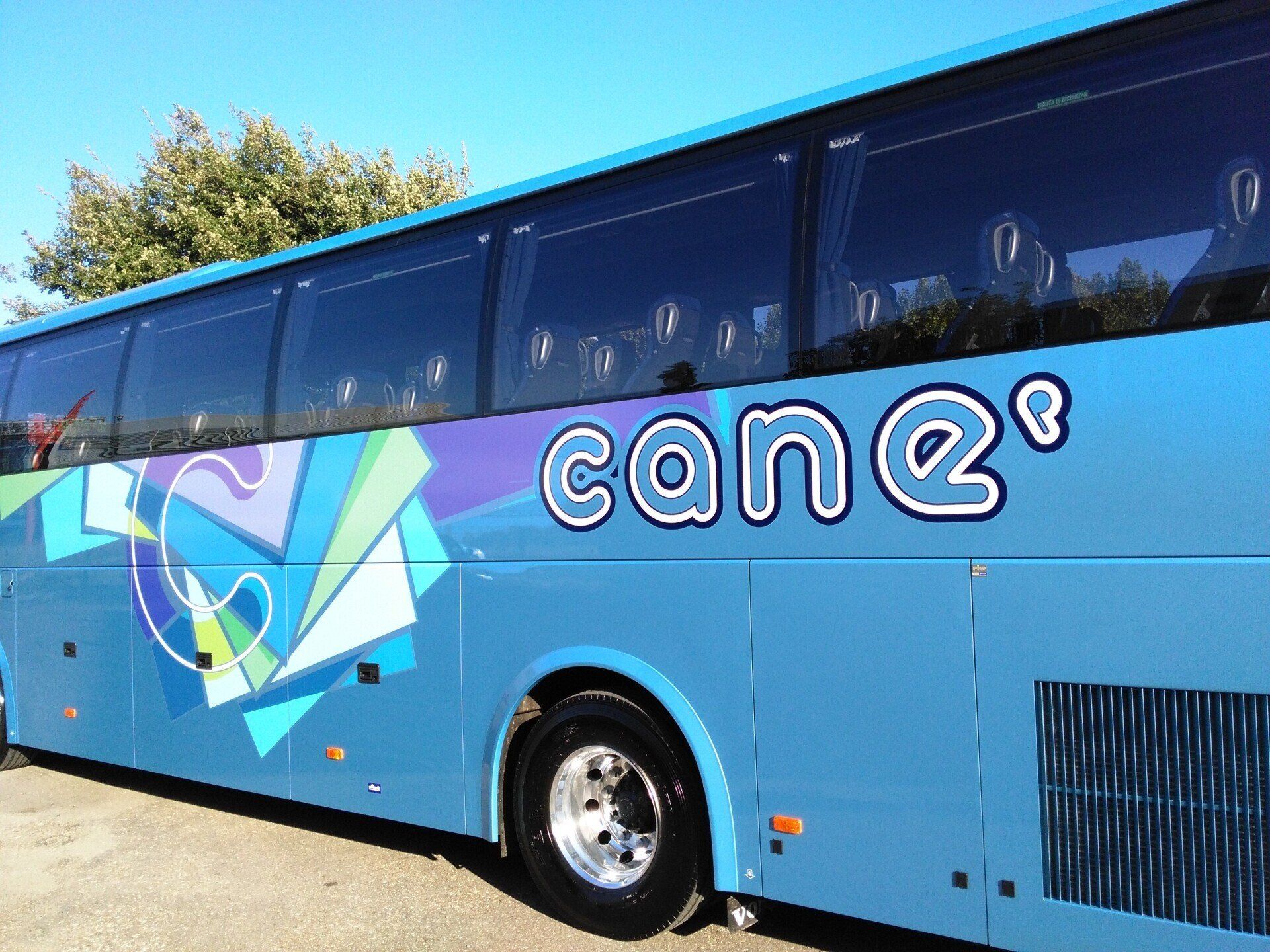 Autobus blu con il logo
