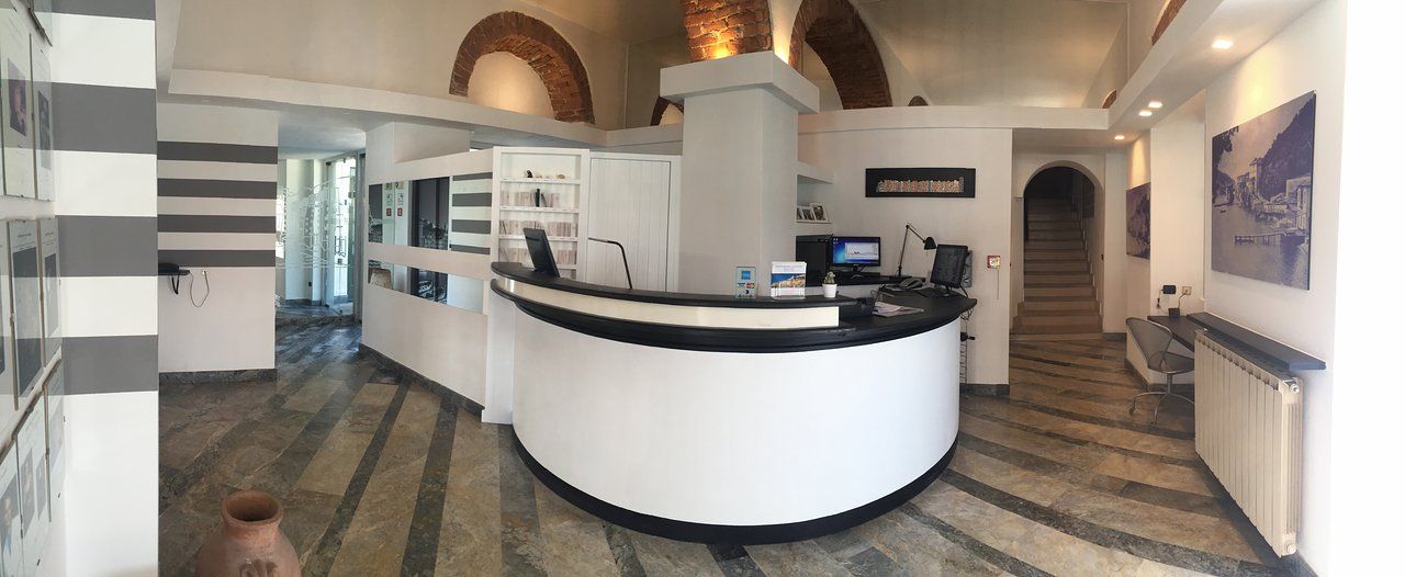 Portovenere hotel counter
