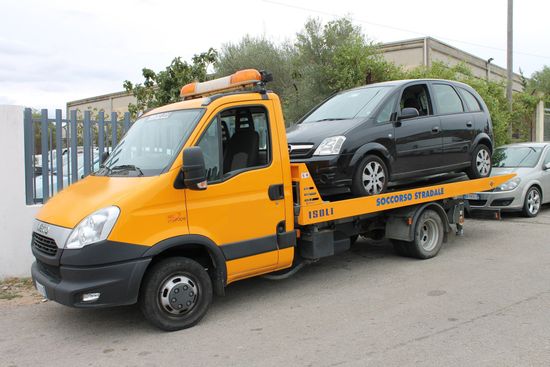 carro attrezzi con una macchina dietro.