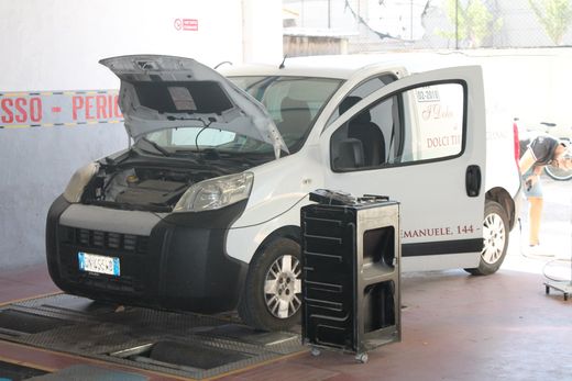 un ducato con cofano aperto
