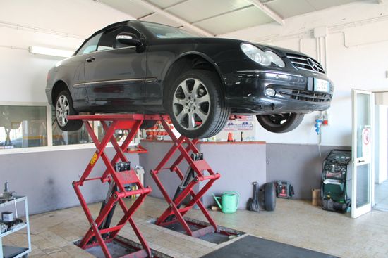 una macchina rialzata nell'officina