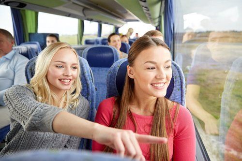 due ragazze su un autobus