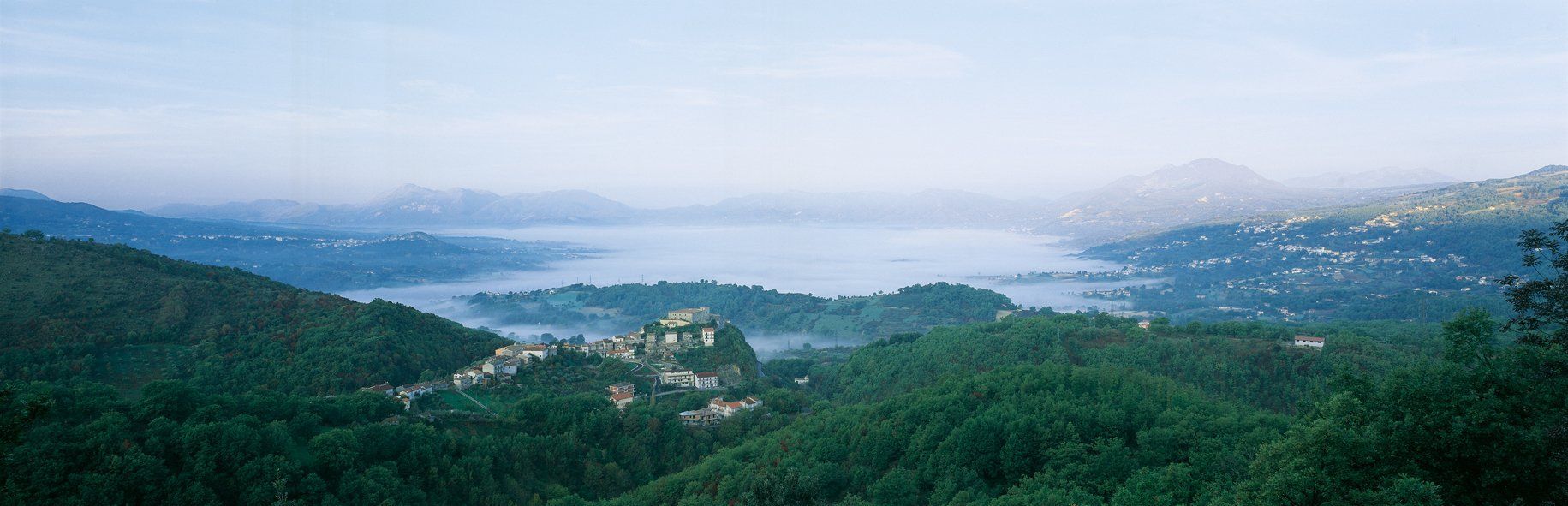 vista della vallata con la nebbia