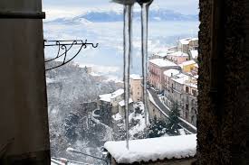 ghiaccio e città ricoperta dalla neve