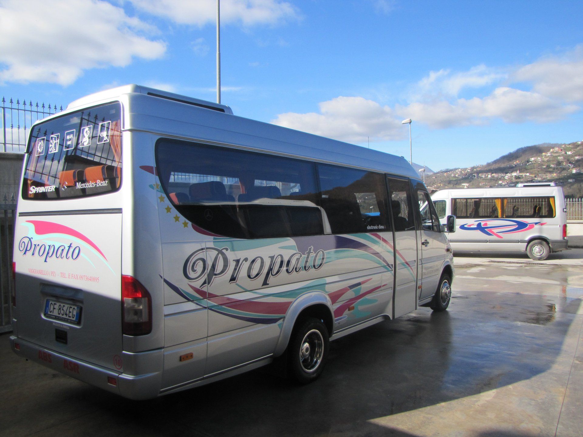 vista posteriore del minibus