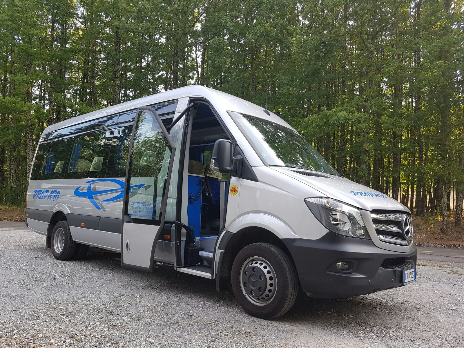minibus con porta anteriore aperta