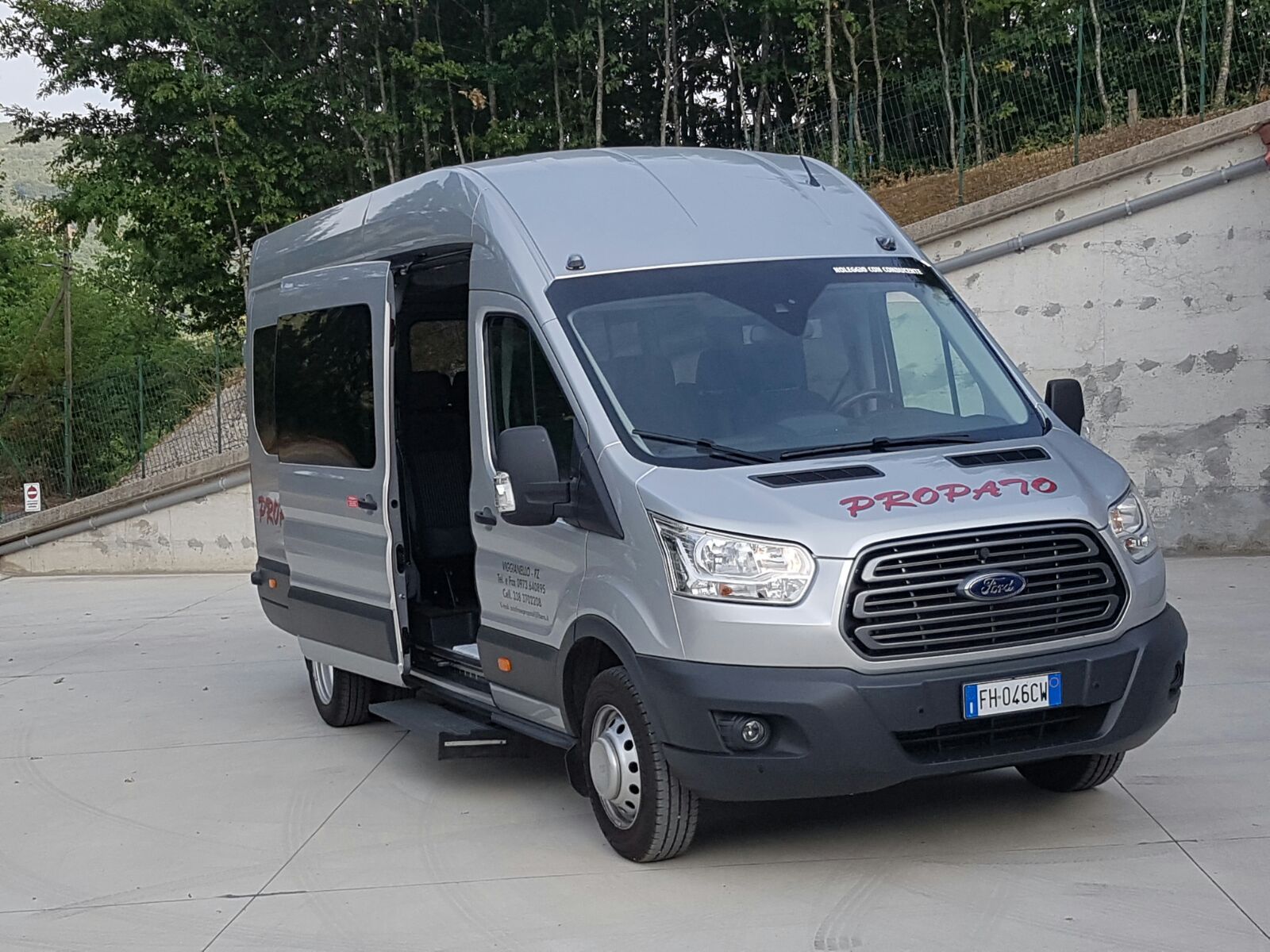 vista frontale di un minibus