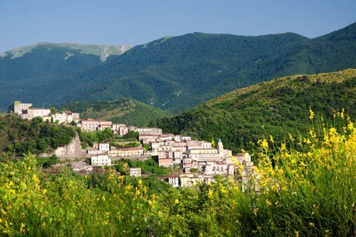 vista di una città fra i monti