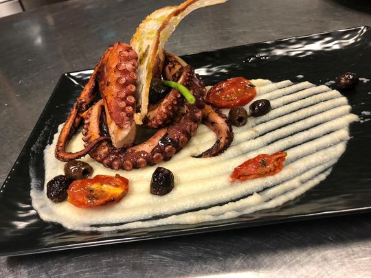 cuoco che cucina