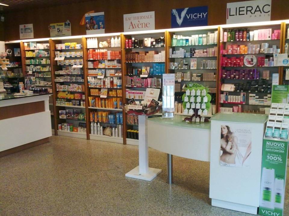 interni della farmacia