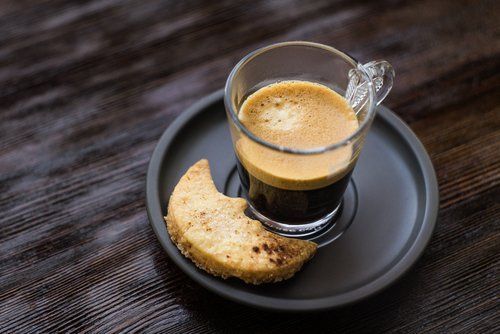 caffè con biscotto