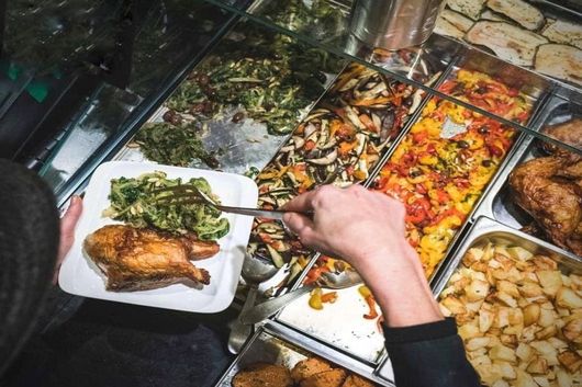 teglie con prodotti di gastronomia