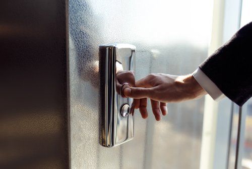 persona mentre prenota ascensore 