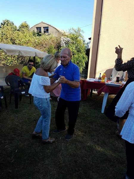 Ospiti della casa di riposo ballano durante una festa