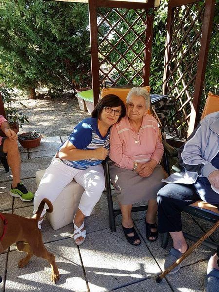 Ospiti e personale della casa di risposo