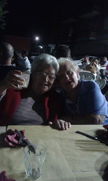 Ospiti della casa di riposo durante una cena