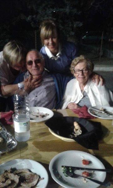 Ospiti della casa di riposo durante una cena all'aperto