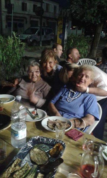 Ospiti della casa di riposo durante una cena estiva