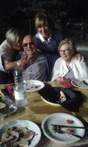 Ospiti della casa di riposo durante una cena di fine estate