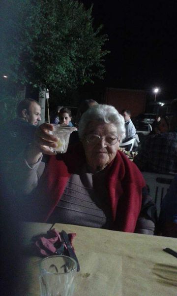 Ospiti della struttura per anziani durante una cena di fine estate