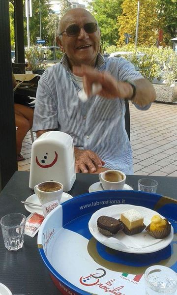 Ospite della casa di riposo durante colazione