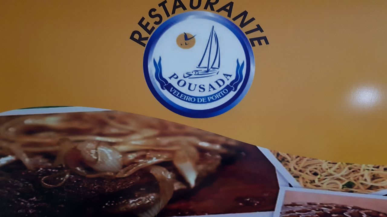 Um logotipo de restaurante com um veleiro