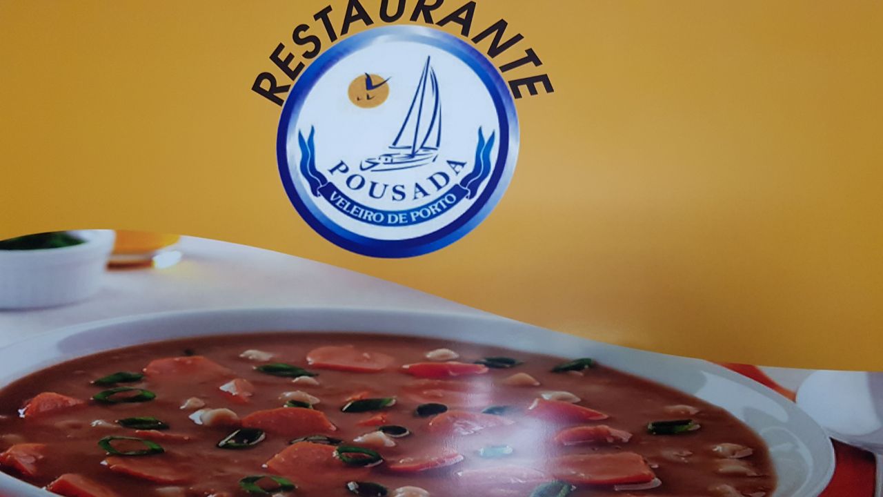 Um prato de comida com o logotipo de um restaurante