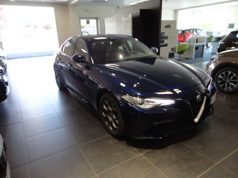 Descrizione ALFA ROMEO 2.2 MJT 180 CV SUPER AT8 ANNO 2016 AZIENDALE, UNICOPROPRIETARIO, KM 16.000 CERTIFICATI E TAGLIANDATI, FULL OPTIONALS, FARI LED, INTERNO COMPLETO IN PELLE COGNAC, NAVIGATORE SATELLITARE, CERCHI LEGA MAGGIORATI DA 17 BRUNITI, DOPPIO TRENO DI GOMME INVERNALE - ESTIVO  IVA ESPOSTA  PREZZO AUTO NUOVA €. 51.000,00 PREZZO USATA €. 21.900,00