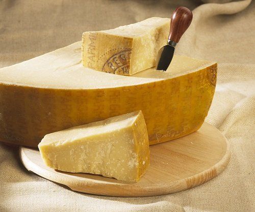 forma di parmigiano reggiano aperta