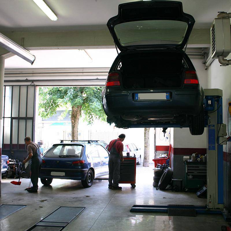 auto su ponte sollevatore in officina