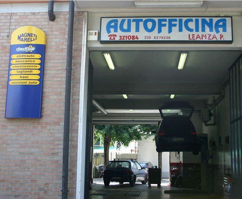 Ingresso autofficina con insegna