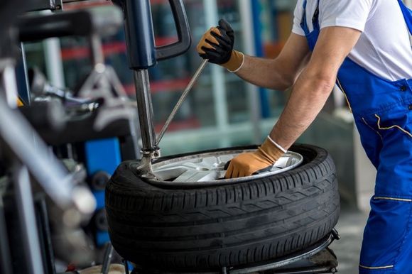 gommista in sede durante la riparazione di una gomma auto