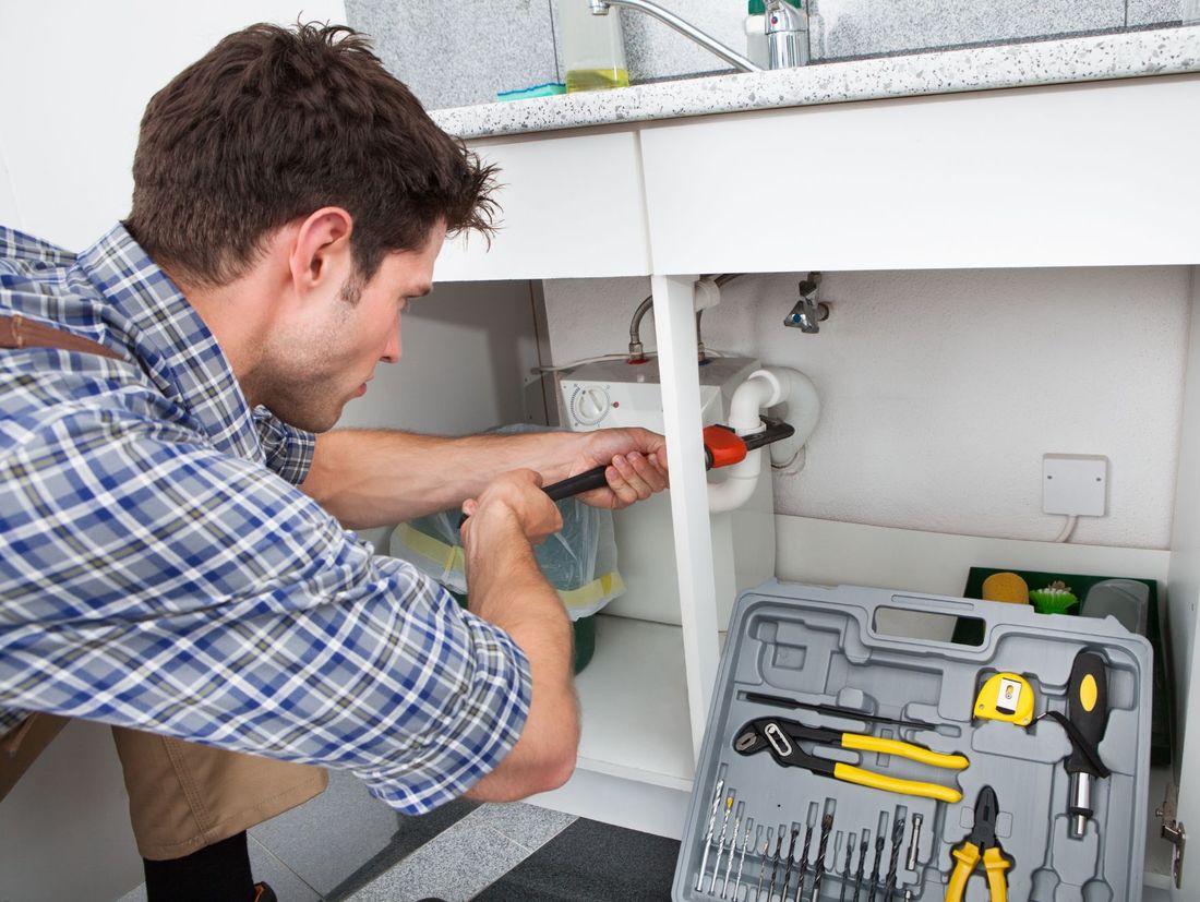 Riparazione rubinetteria, Riparazione sanitari, Pronto intervento idraulico, Riparazione serrature, Rifacimento bagni, Ricerca perdite di acqua, Disostruzione tubi, Riparazione serrande, Idraulica