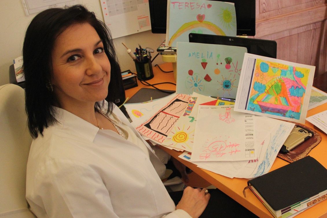 dottoressa in primo piano e disegni colorati