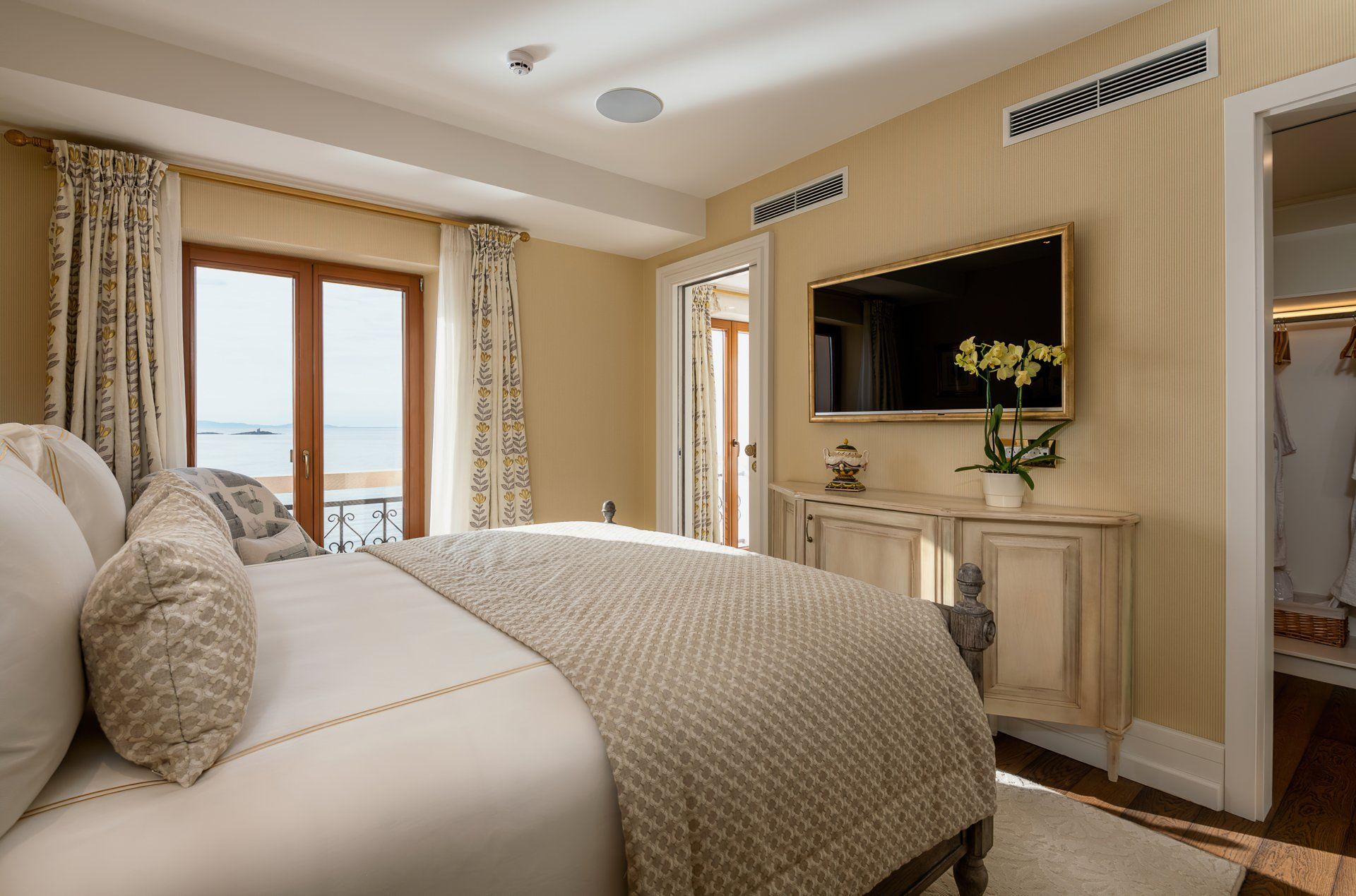 Villa Korta Katarina Suite 302: Golden Light and Gracious Living
