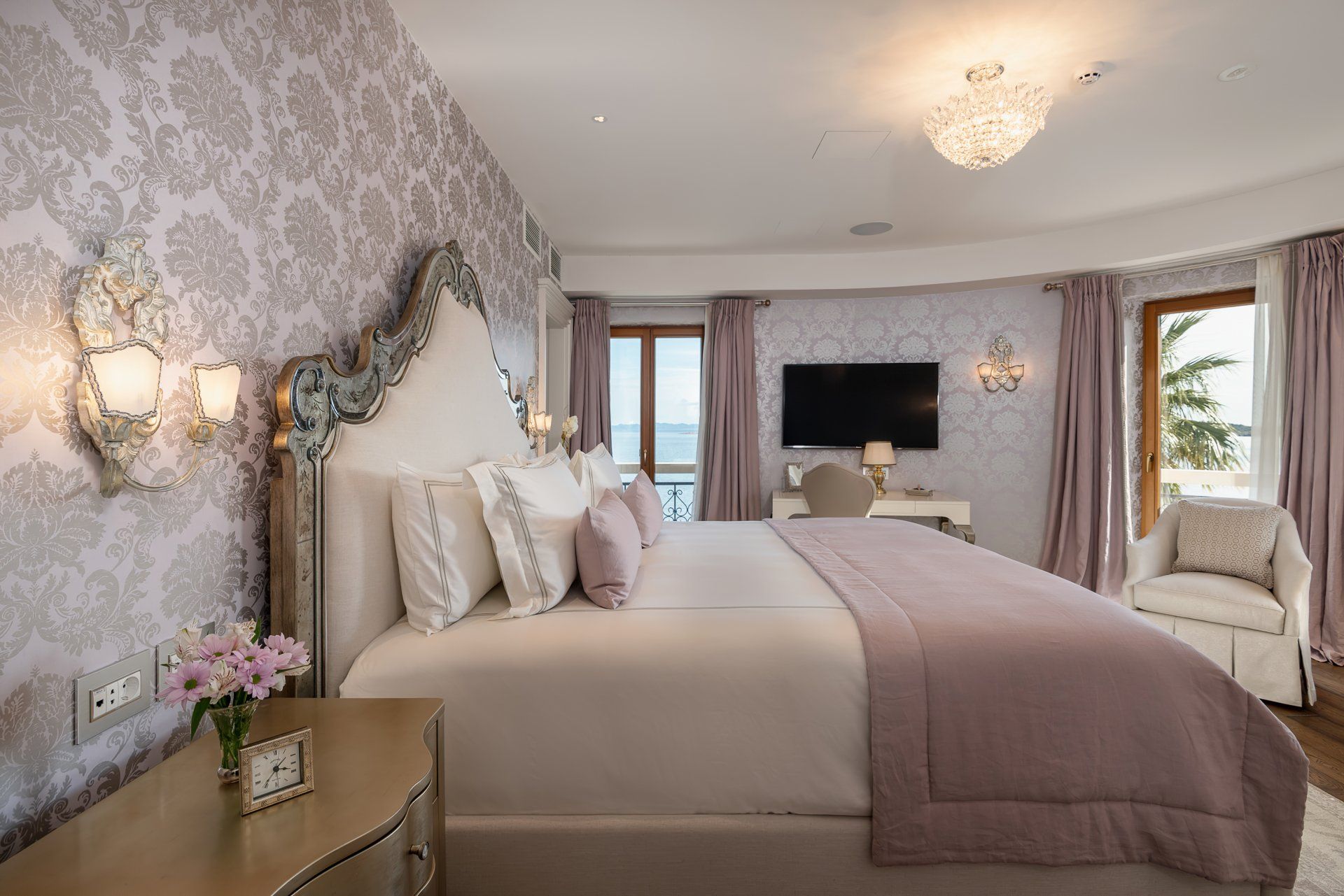 Villa Korta Katarina Suite 201: A Coastal Retreat in Bloom