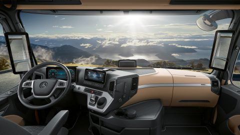 posto guida di veicolo commerciale mercedes