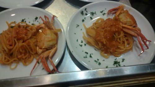 2 piatti di pasta con i granchi