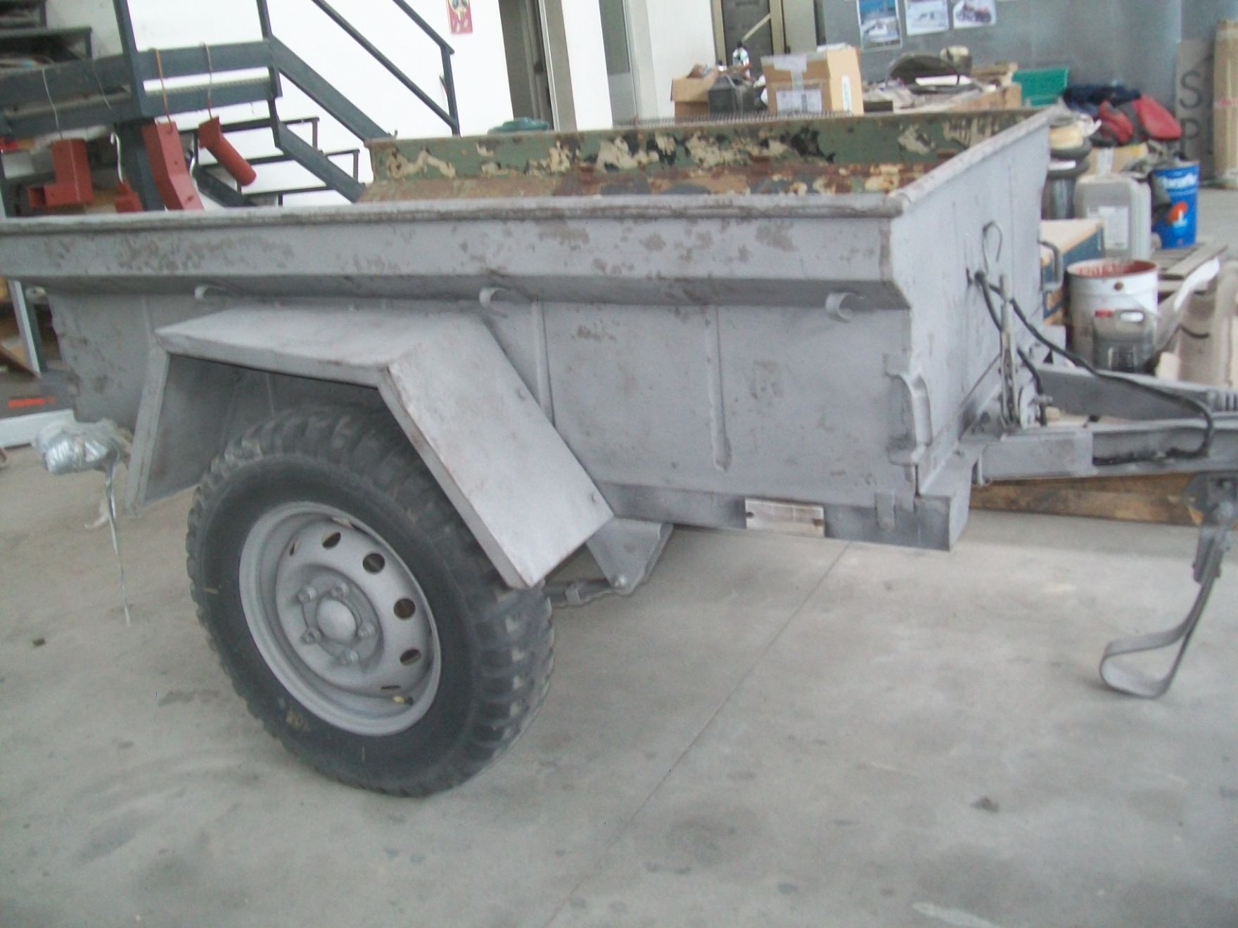 carro da rimorchio per auto sabbiato