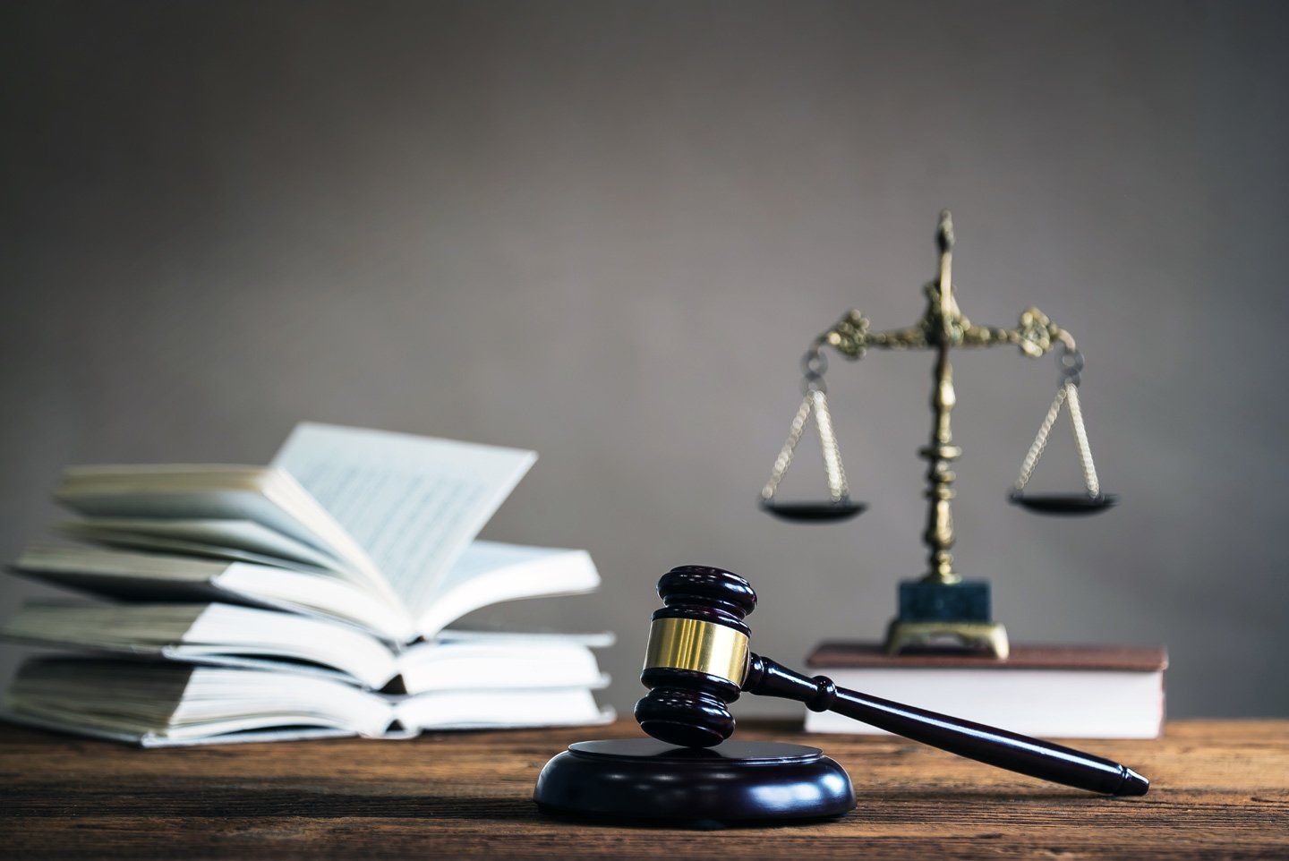 una bilancia e un martelletto a rappresentare la giustizia