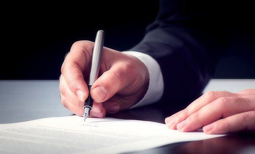 persona che sigla un contratto