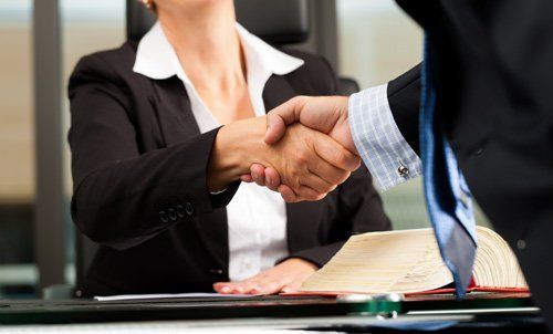 due persone che si stringono la mano